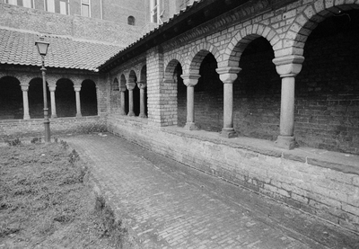 849247 Gezicht in de pandhof van de Mariakerk aan de Mariaplaats te Utrecht.